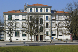 Portrait - Kurzportrait der Schule Tössfeld\r\n\r\n\r\nLage\r\n\r\nDie Schulanlage Tössfeld liegt südwestlich des Bahnhofes Winterthur, eingebettet zwischen dem Brühlberg und der Breite. Sie grenzt an das ehemalige Industrieareal Sulzer. \r\n\r\n\r\nGeschichte\r\n\r\n1892 erhielt das Quartier Tössfeld ein Schu